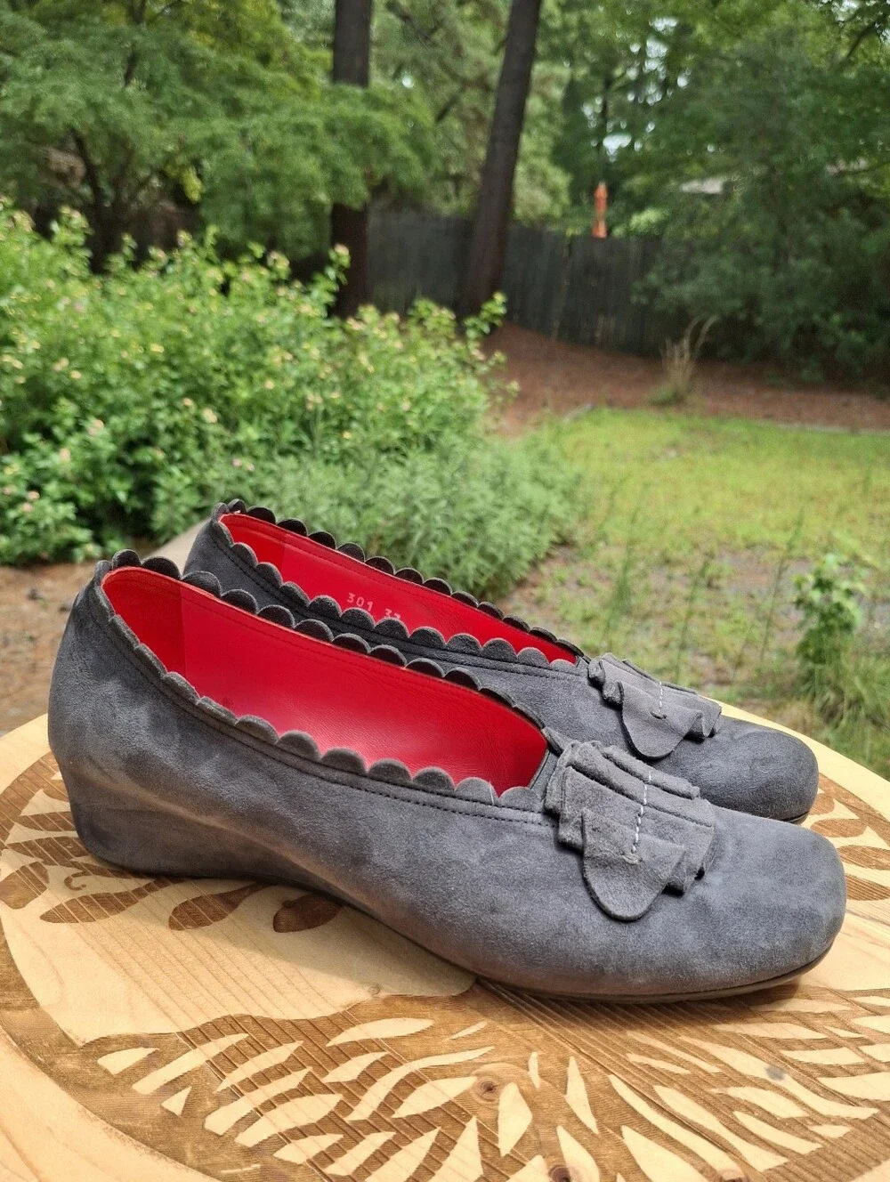 VTG Pas de Rouge Petra Grey Suede Scalloped Ruffle Sacchetto Low Wedge Pump Sz 7